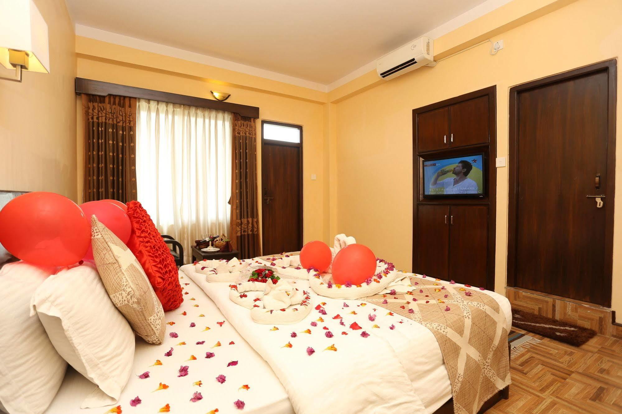 Hotel Peninsula Pokhara Exterior foto